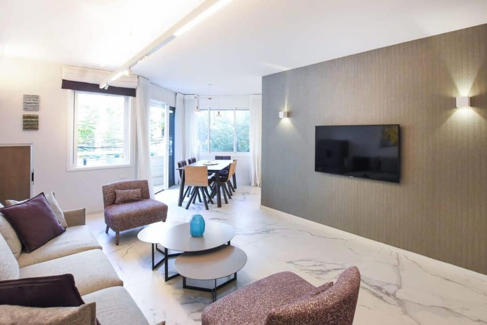 TV and multimedia, Living room, Seating area, Dining area
