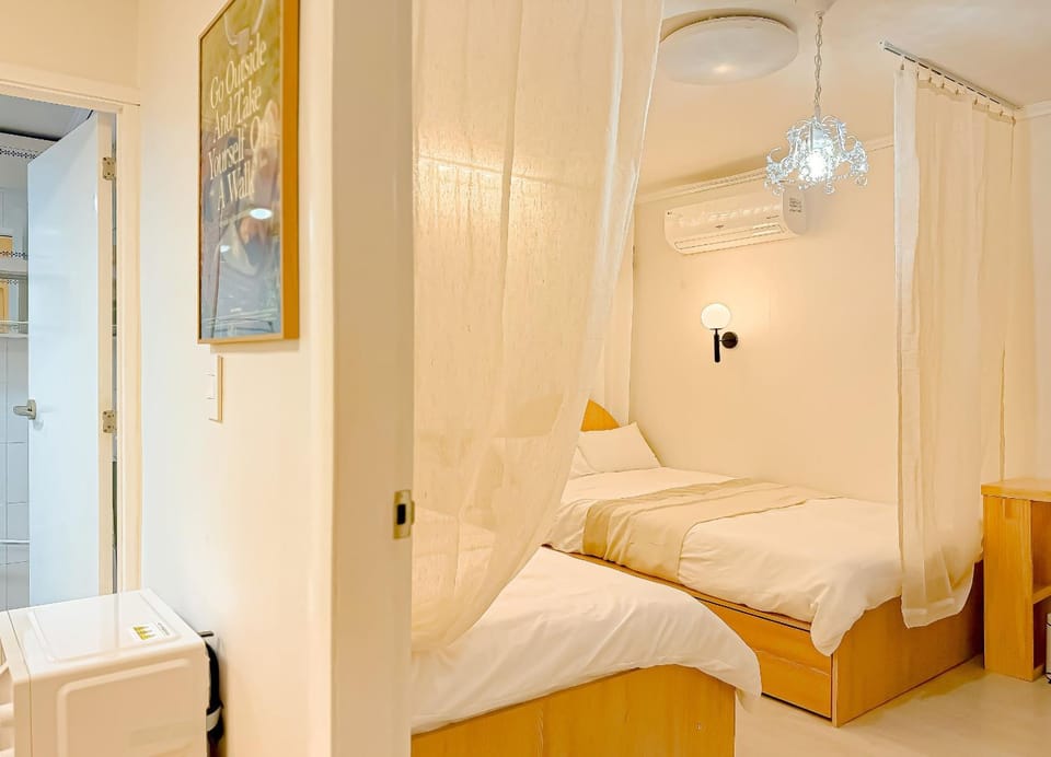 Bed, Decorative detail, Bedroom, Area and facilities