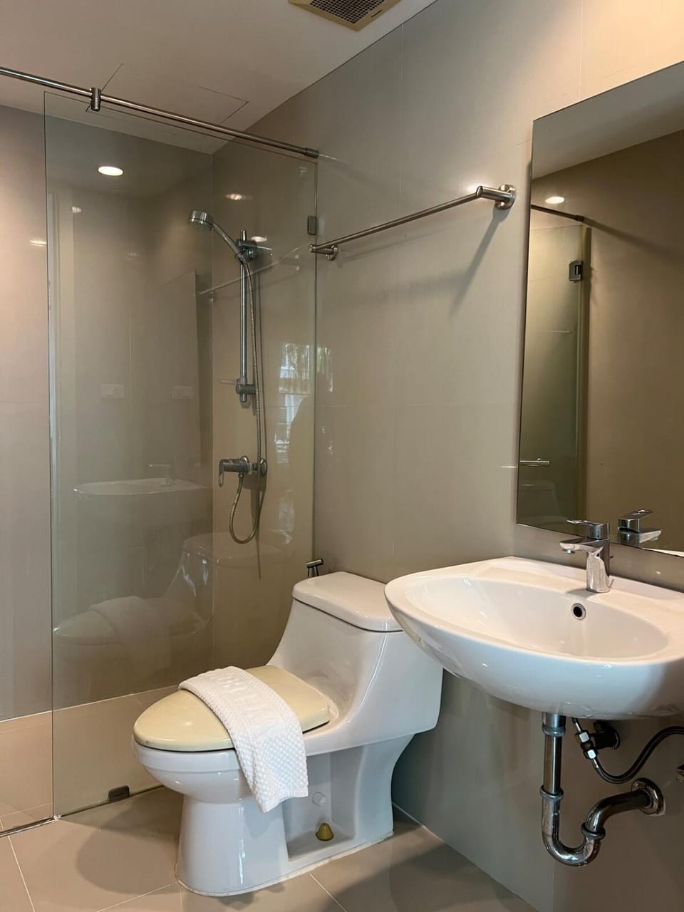 Entire 3Bedroom Townhome, shared swimming pool in Sukhumvit, 2904 House in Bangkok