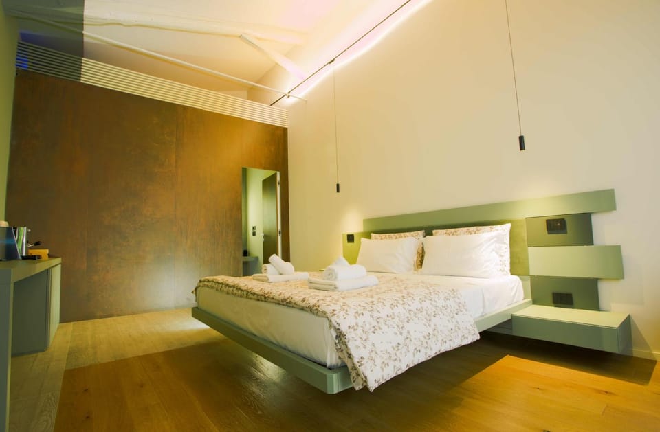 Bed, Coffee/tea facilities, Photo of the whole room, Bedroom, Alcoholic drinks, heating, towels, wardrobe, air conditioner