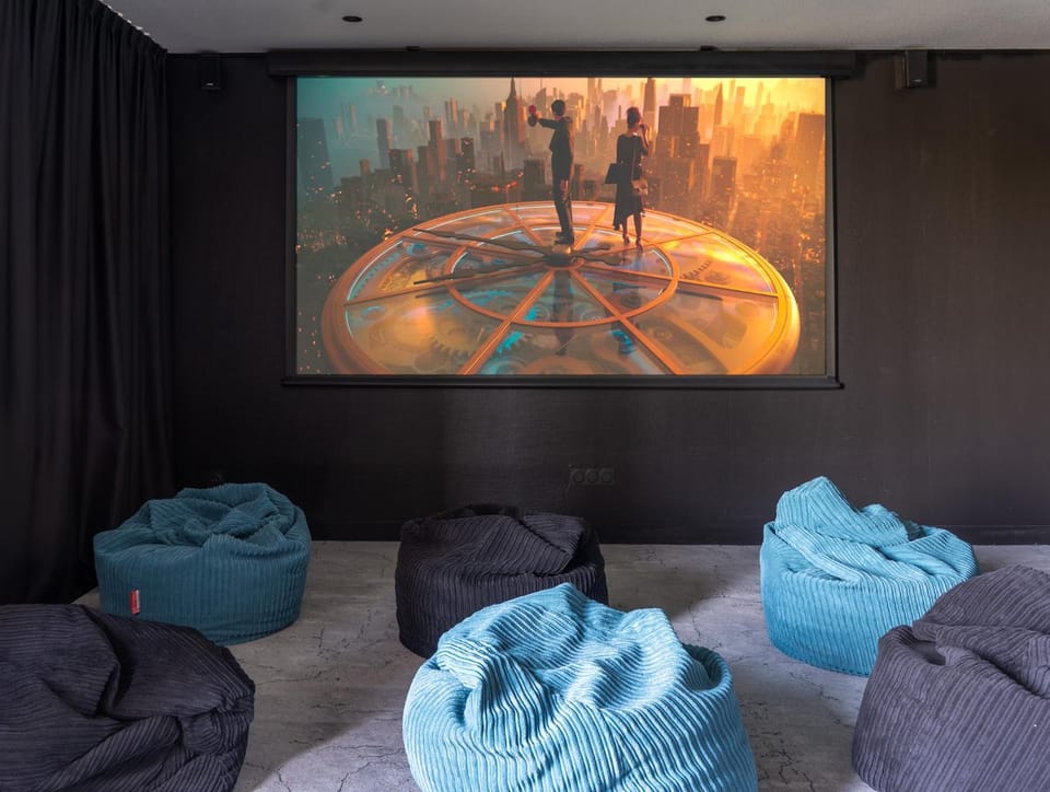 Communal lounge/ TV room