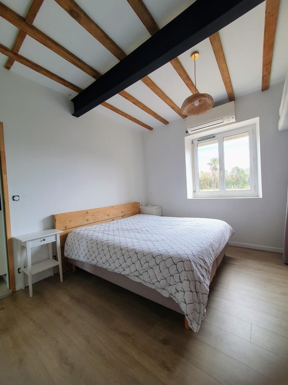 Photo of the whole room, Bedroom