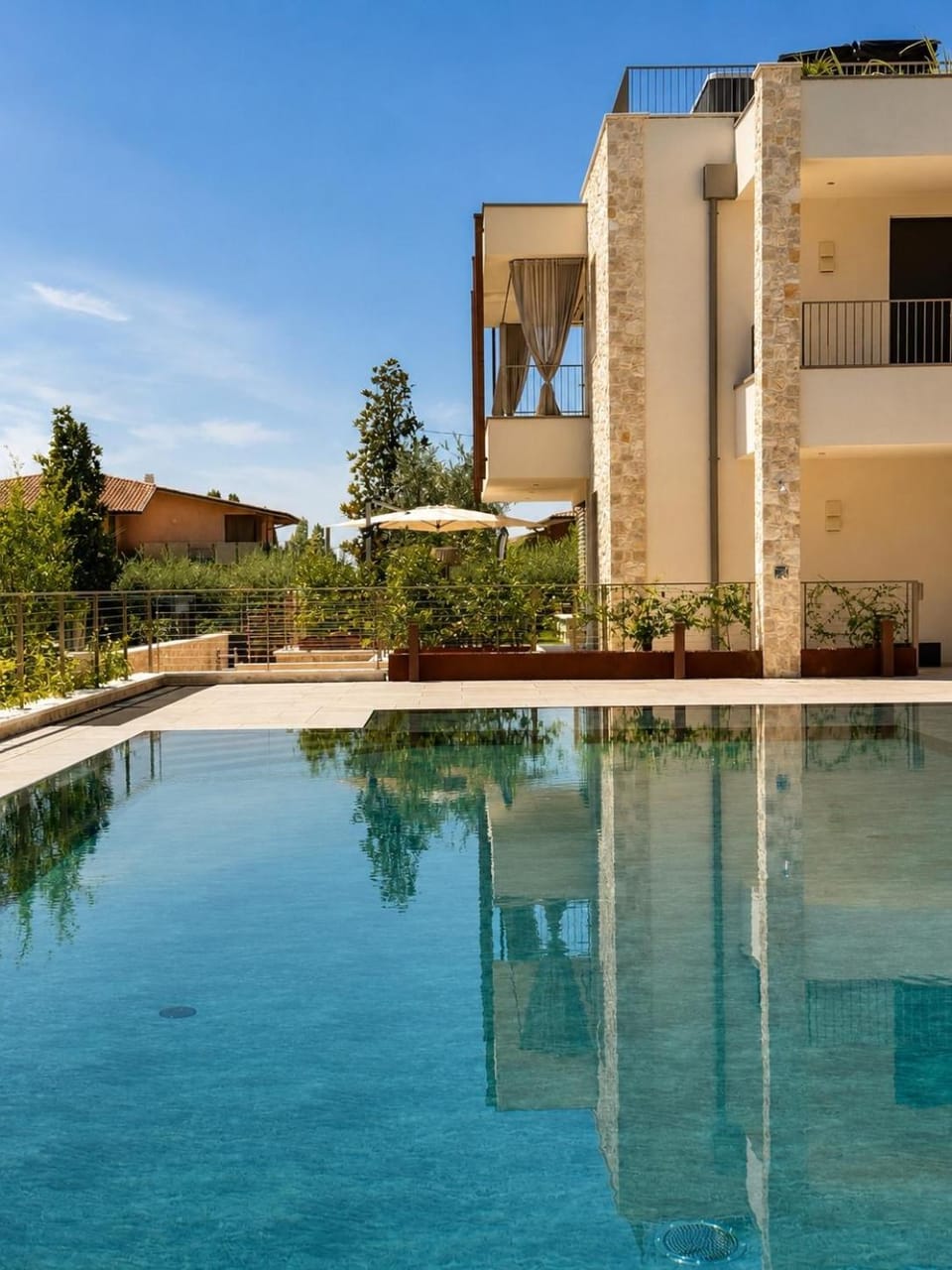 SalvatoreHomes - Casa Serenia - Ultra Luxury Duplex in the Heart of Bardolino with Dream Garden & Direct Infinity Pool Access Apartment in Bardolino