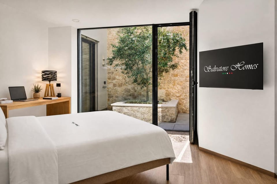 SalvatoreHomes - Casa Serenia - Ultra Luxury Duplex in the Heart of Bardolino with Dream Garden & Direct Infinity Pool Access Apartment in Bardolino