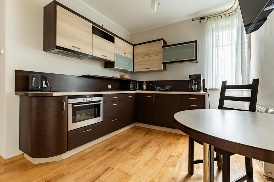 Coffee/tea facilities, Kitchen or kitchenette, Dining area, dishwasher, oven, stove