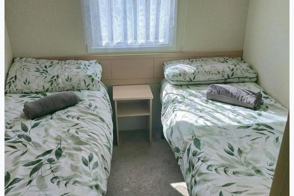 Holiday Park Home Sleeps 4 - Dogs Welcome - Pool House in Clacton-on-Sea