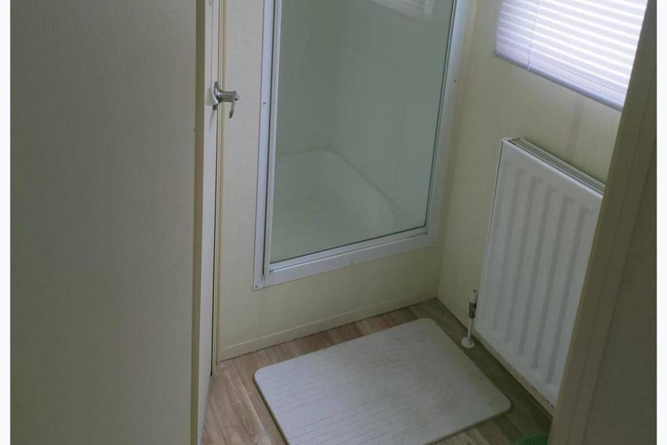 Holiday Park Home Sleeps 4 - Dogs Welcome - Pool House in Clacton-on-Sea