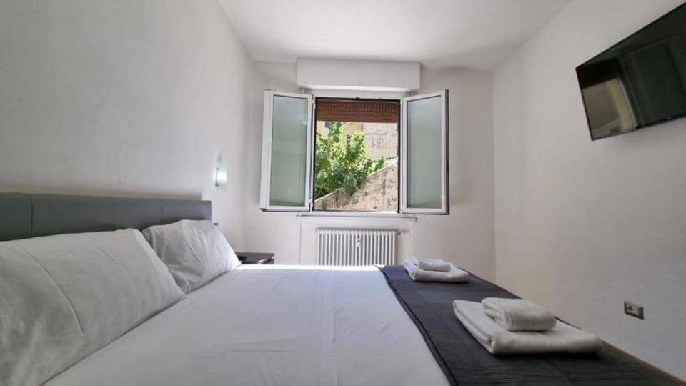 Bed, Bedroom, towels