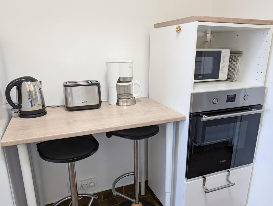Coffee/tea facilities, oven, toaster
