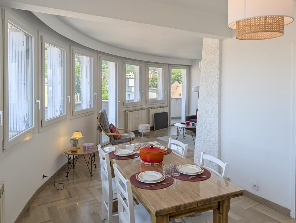 Seating area, Dining area