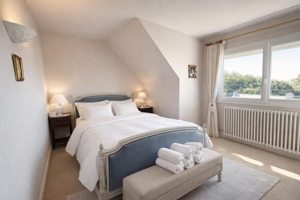 Bed, Bedroom, towels