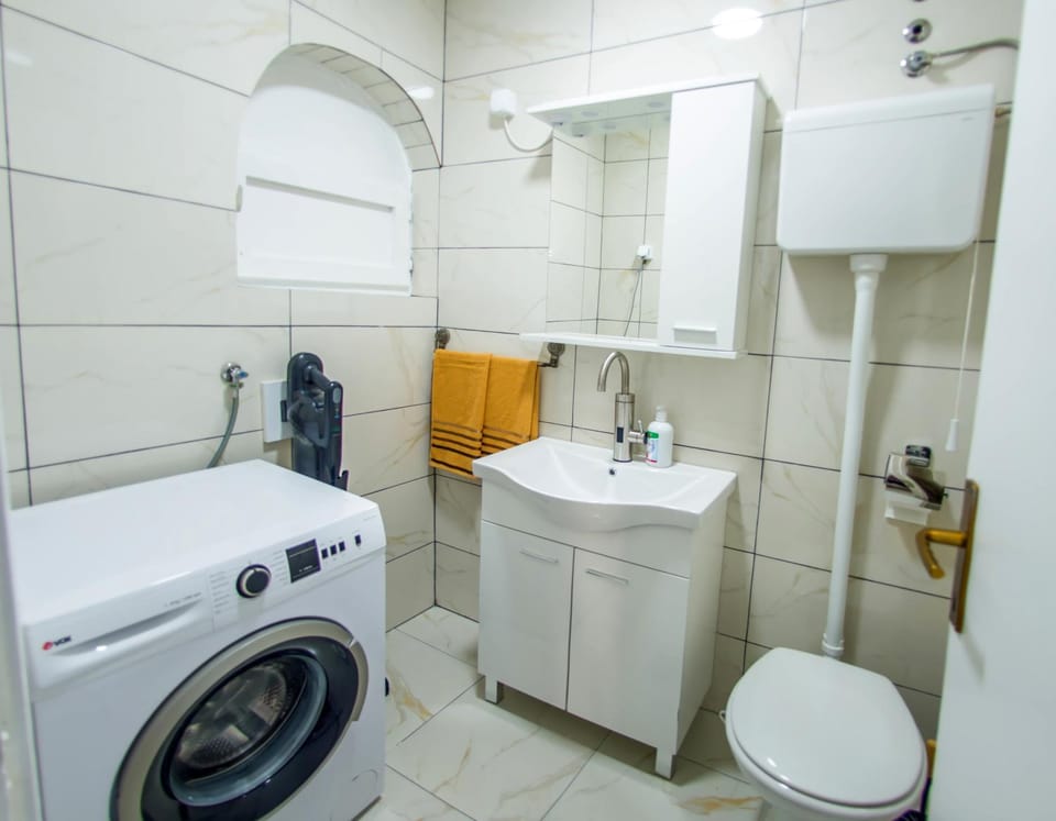 Toilet, Bathroom, towels, washing machine