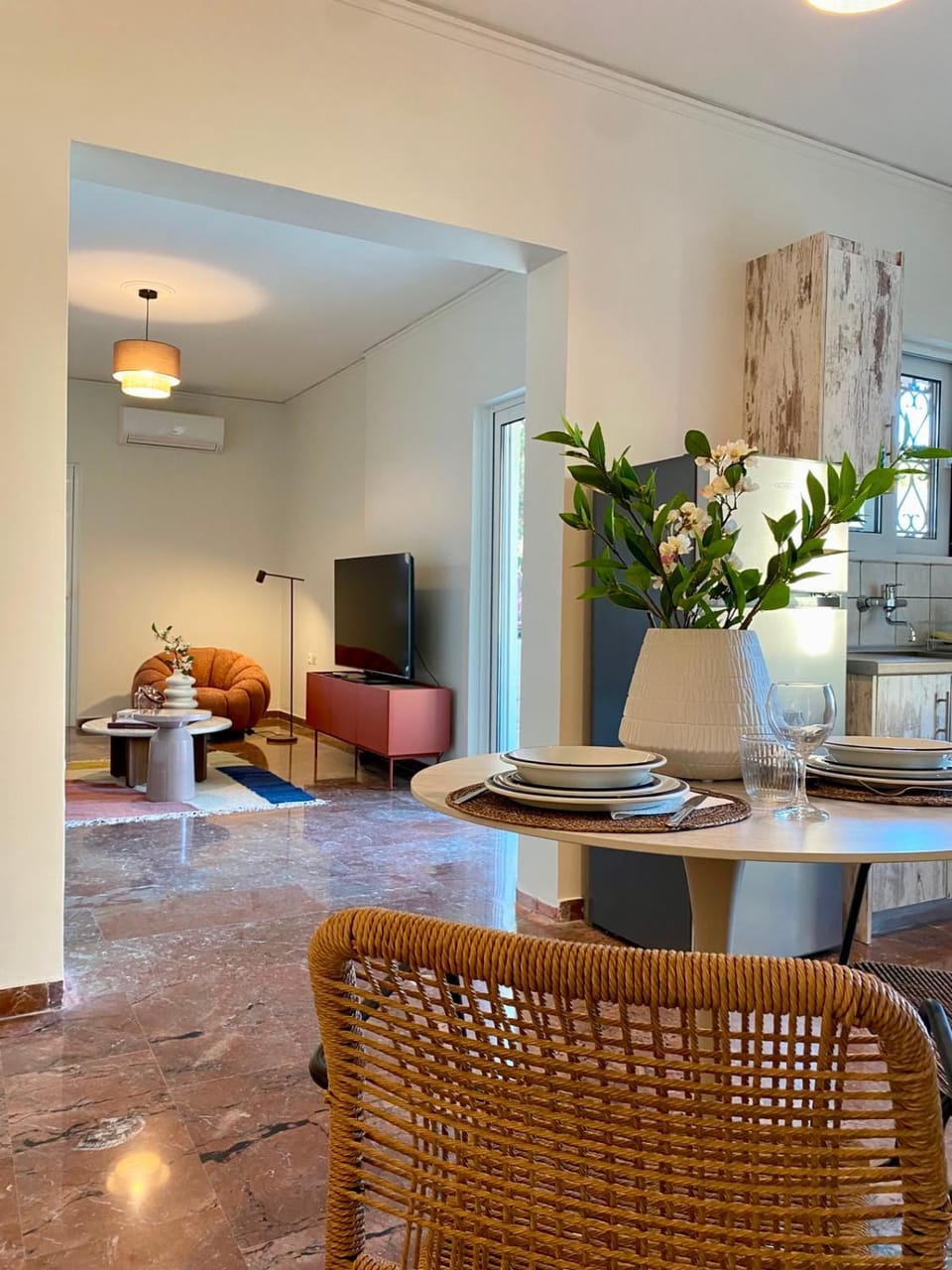 TV and multimedia, Living room, Seating area, Dining area