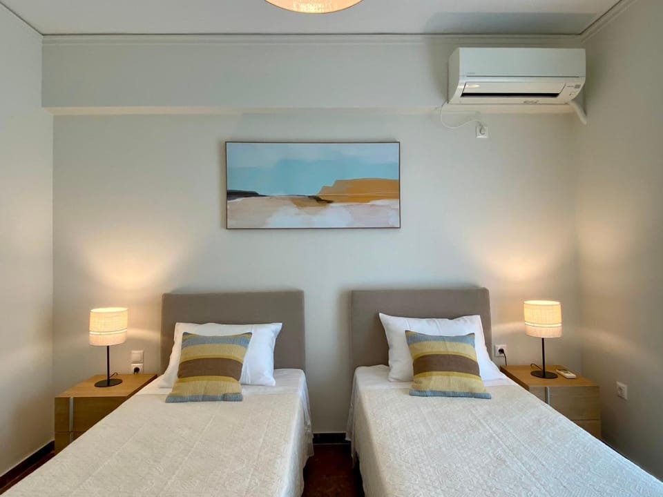 Bed, Photo of the whole room, Bedroom, air conditioner