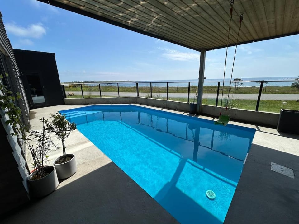 House with pool and steam bath on the beach! Villa in Rogaland