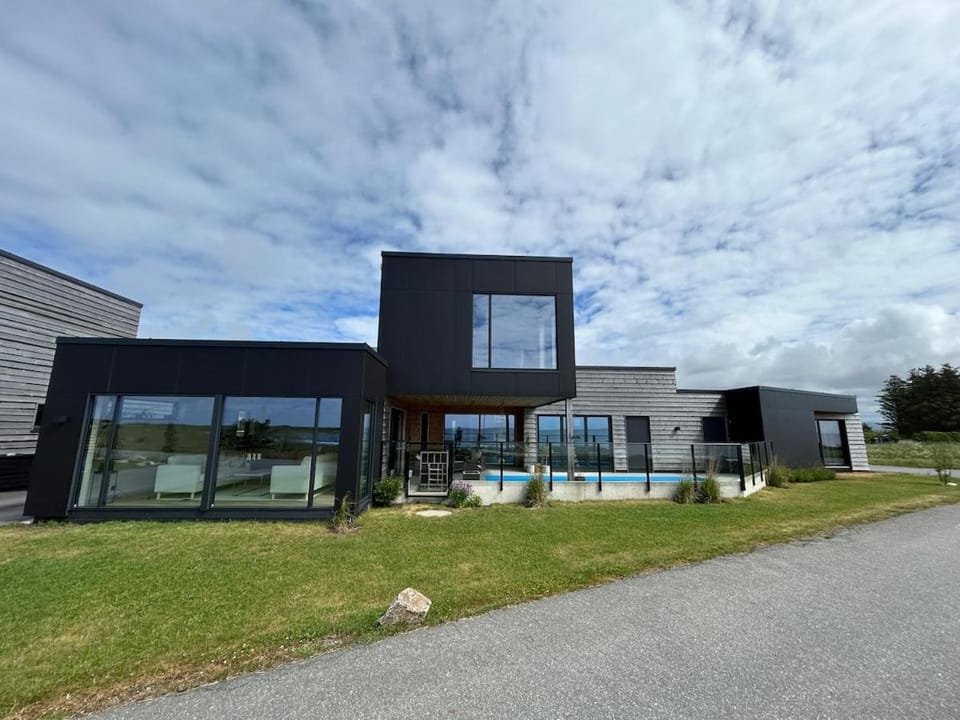 House with pool and steam bath on the beach! Villa in Rogaland
