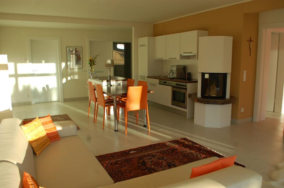 Kitchen or kitchenette, Seating area