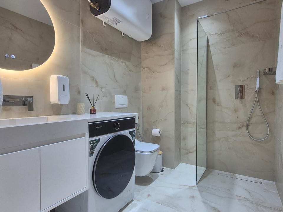 Shower, Toilet, Bathroom, towels, washing machine