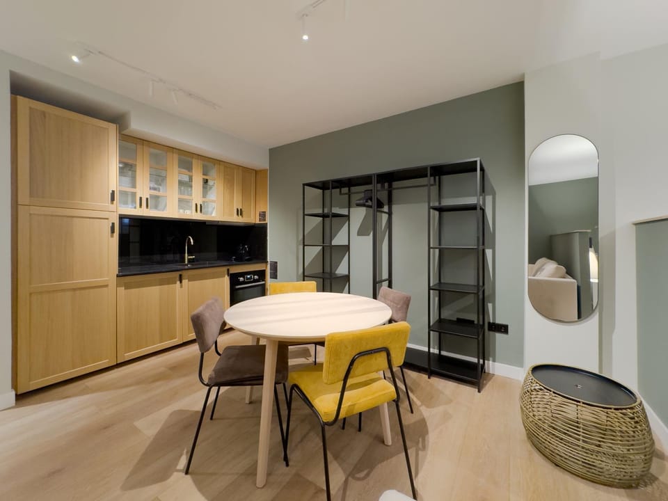 Kitchen or kitchenette, Seating area, Dining area