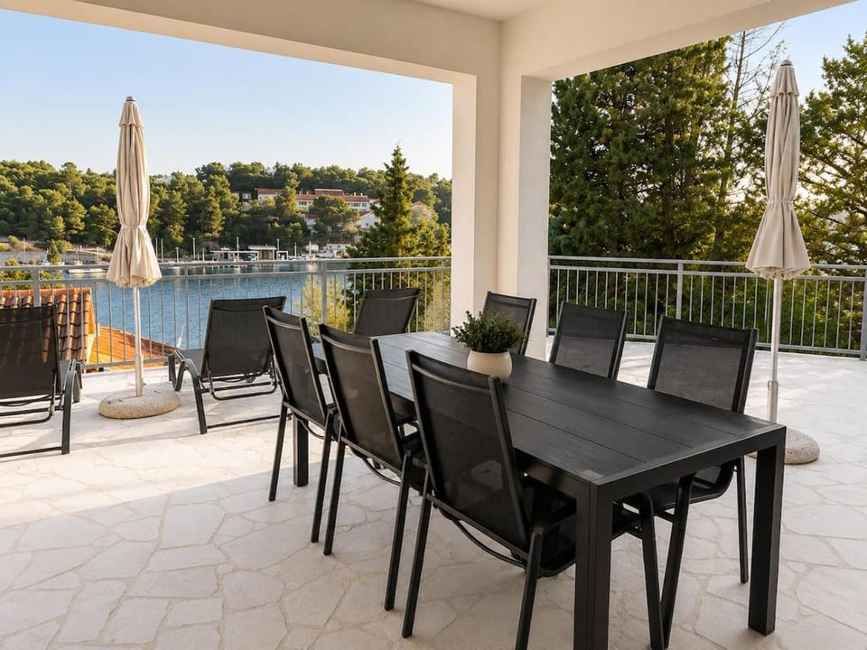 Villa Birke with pool and sea view floor one Apartment in Split-Dalmatia County