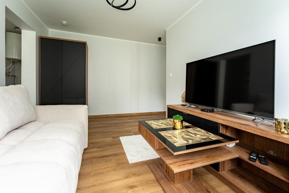 Communal lounge/ TV room, TV and multimedia, Living room, Food and drinks, Seating area, Evening entertainment