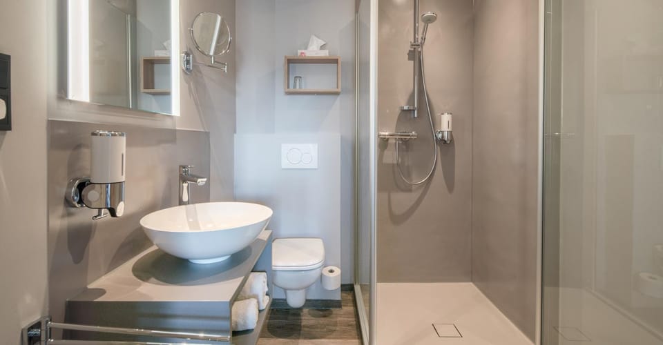 Shower, Toilet, Bathroom, Decorative detail, towels