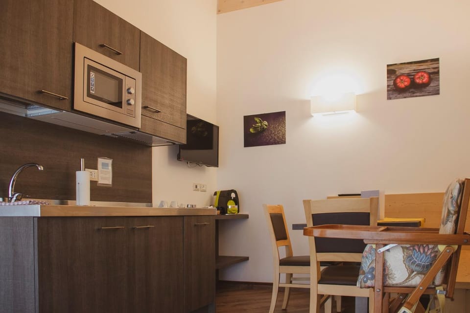 TV and multimedia, Food and drinks, Seating area, Dining area