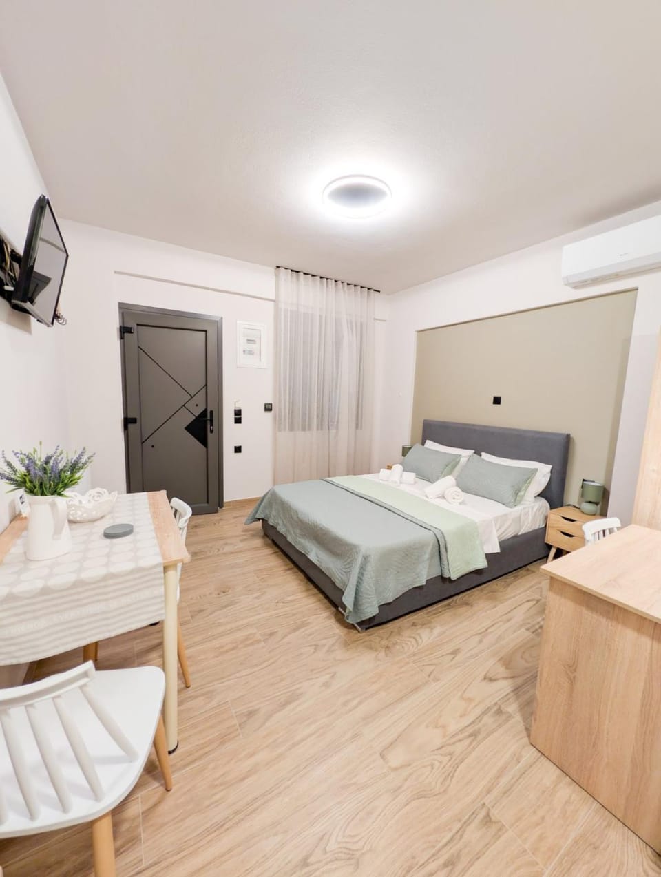 Photo of the whole room, Bedroom