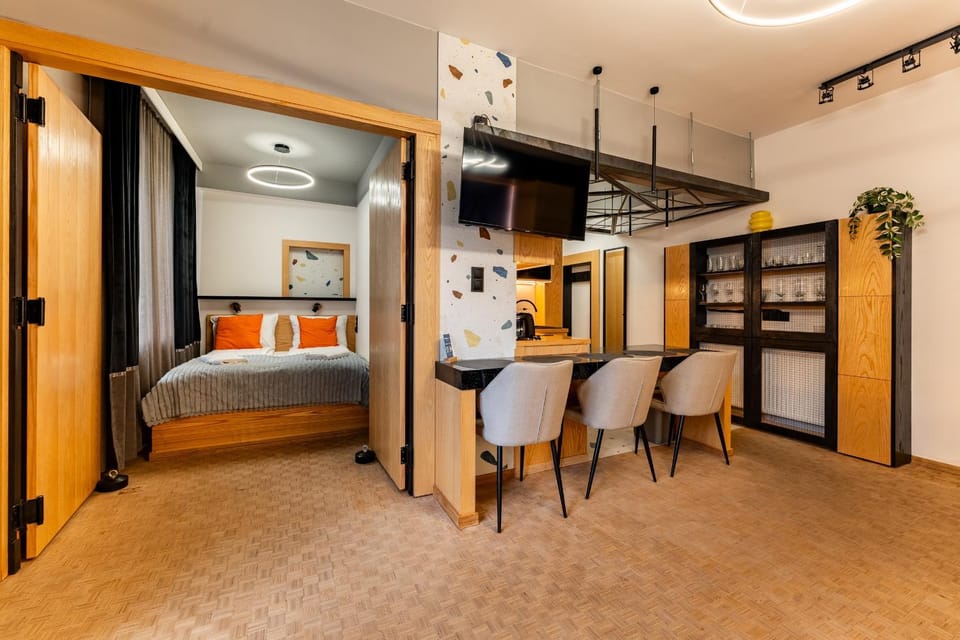Bed, TV and multimedia, Kitchen or kitchenette, Living room, Photo of the whole room, Seating area, Bedroom