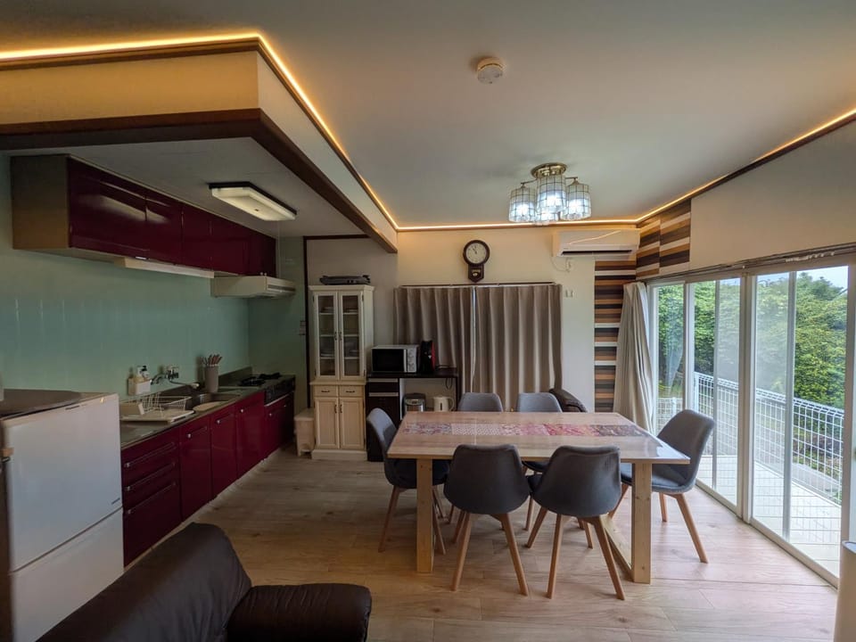 Kitchen or kitchenette, Dining area, stove