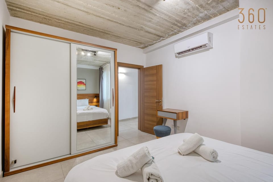 Bed, Photo of the whole room, Bedroom, towels, wardrobe, air conditioner