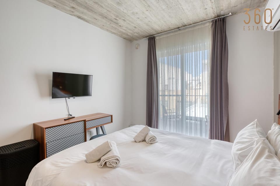 Communal lounge/ TV room, Bed, TV and multimedia, Photo of the whole room, Evening entertainment, Bedroom