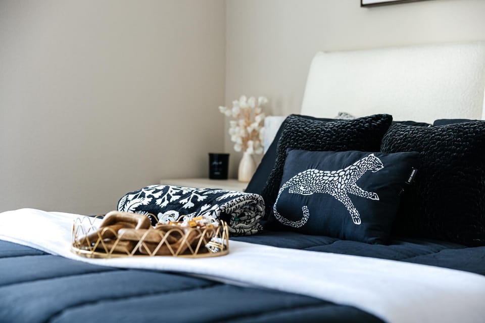 Bed, Photo of the whole room, Bedroom, towels