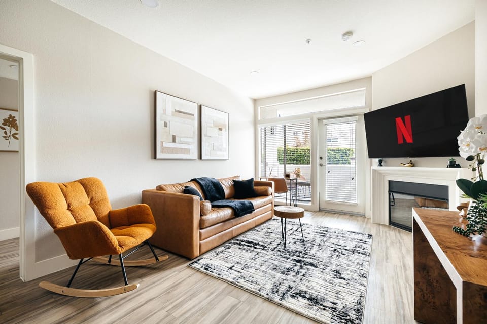 Communal lounge/ TV room, TV and multimedia, Living room, Seating area, Evening entertainment