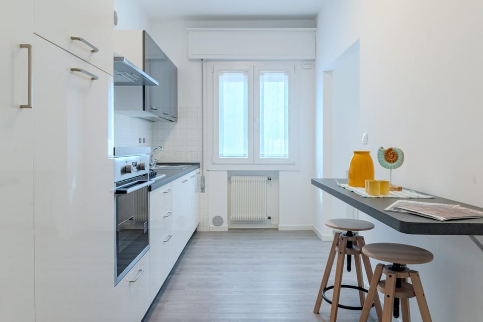 Kitchen or kitchenette, dishwasher, oven