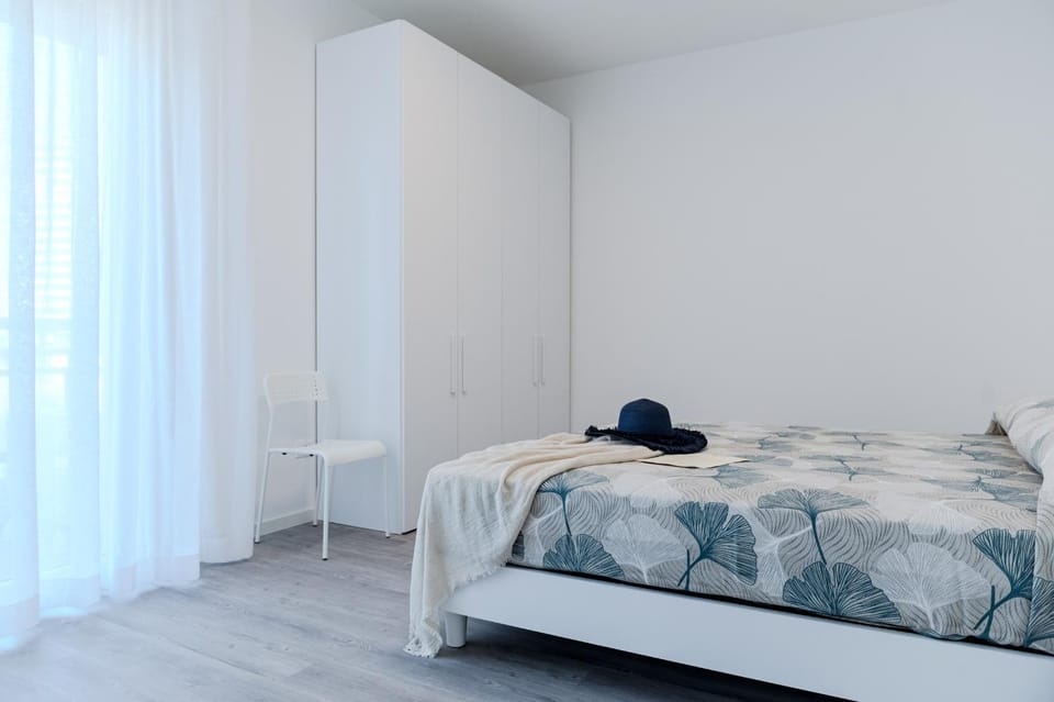 Photo of the whole room, Bedroom, wardrobe