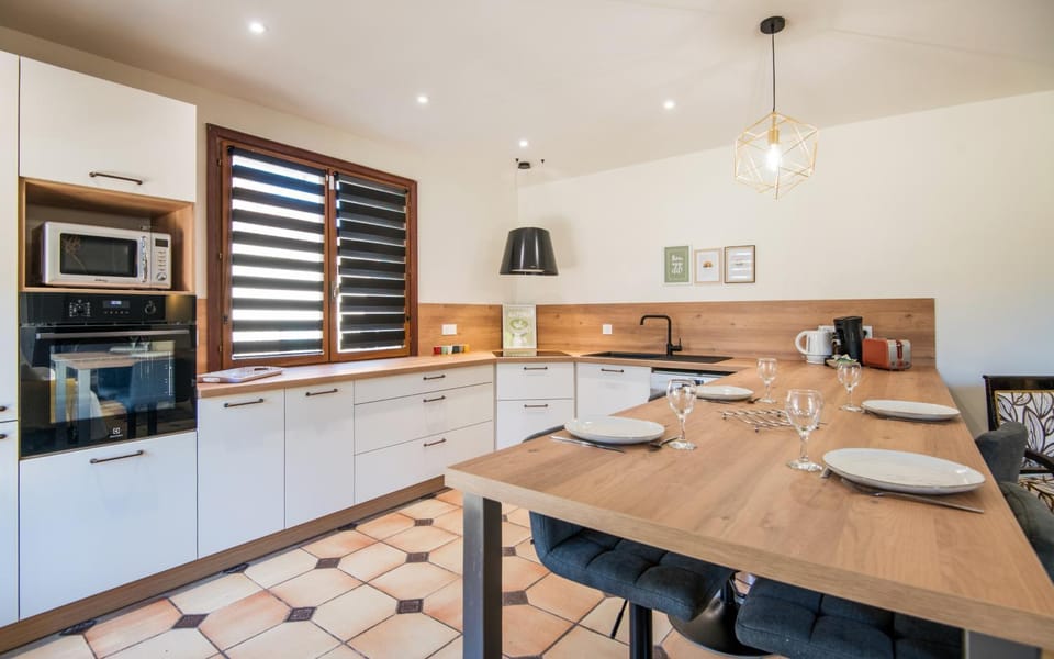 Dining area, dishwasher, oven, stove, toaster