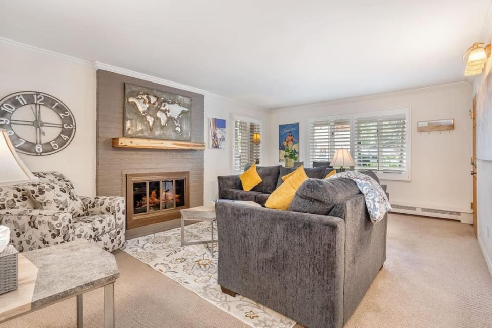 Creekside Condo in Vail Village I Walk to Gondola House in Vail