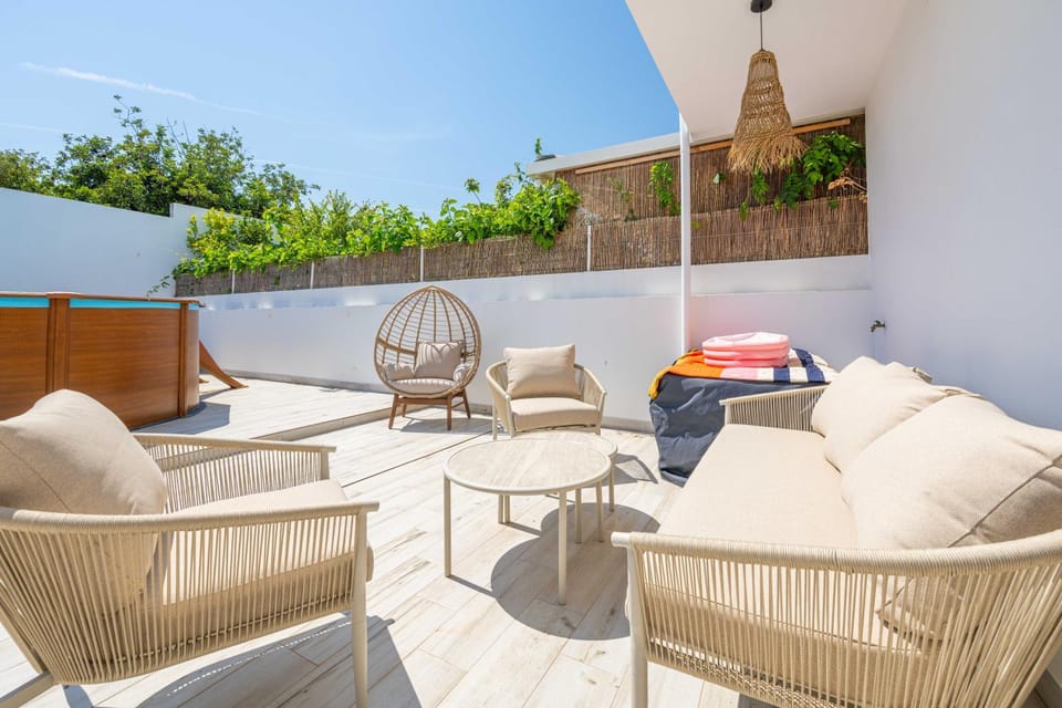 Off site, Garden, Swimming pool