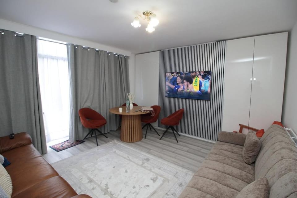 TV and multimedia, Living room, Seating area, Dining area