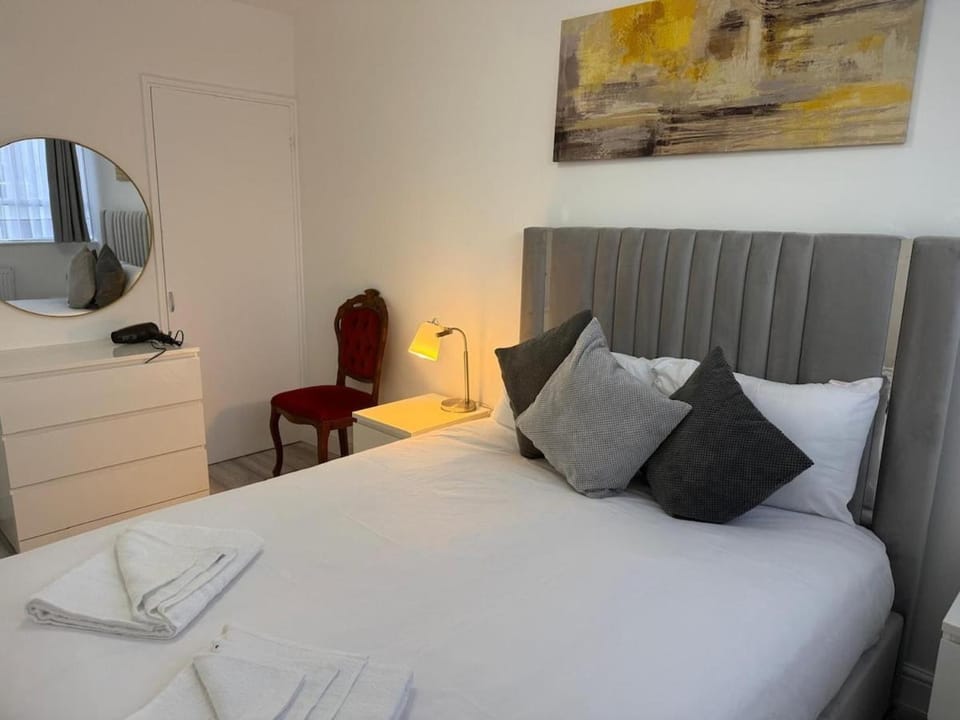 Bed, Photo of the whole room, Bedroom, hair dresser