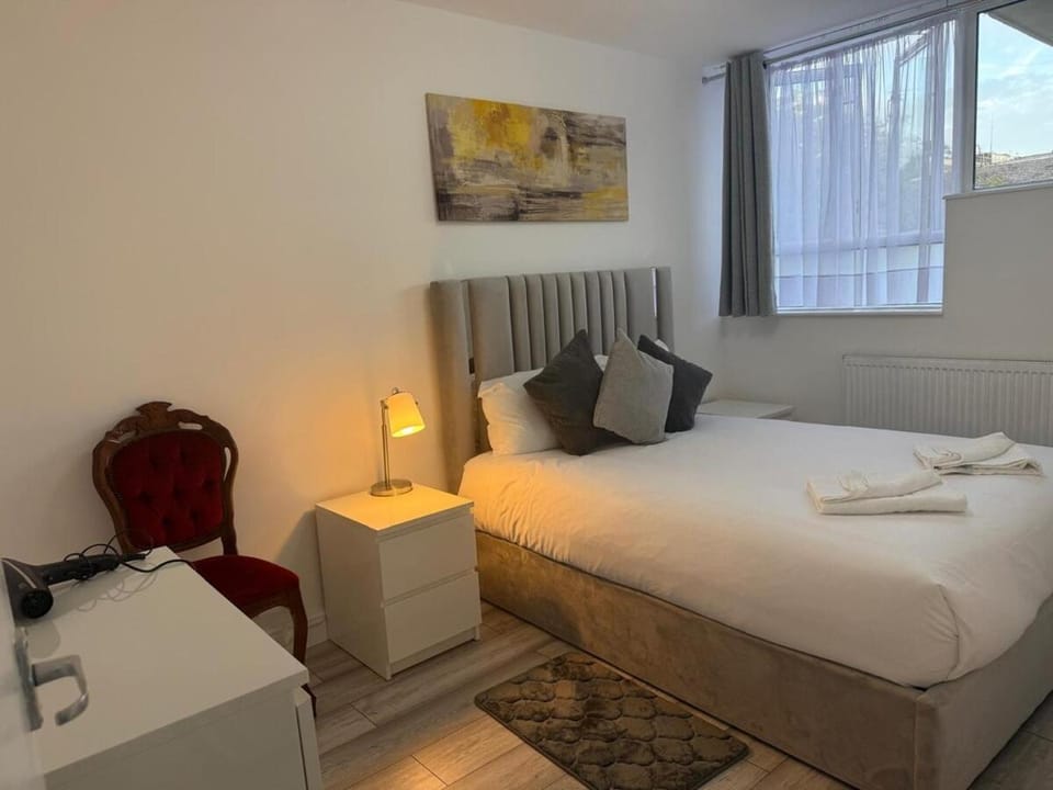 Bed, Photo of the whole room, Seating area, Bedroom, hair dresser, towels