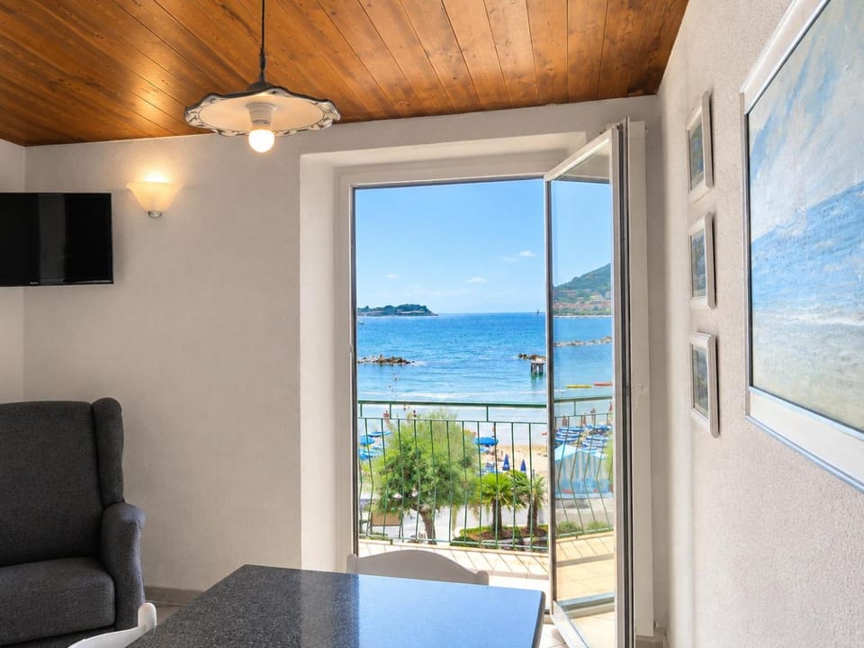 View (from property/room), Balcony/Terrace, Living room, Dining area, Sea view