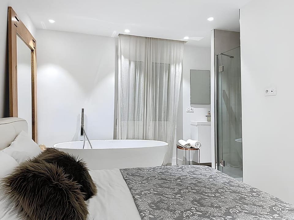 Photo of the whole room, Bedroom, Bath