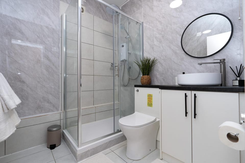 Shower, Toilet