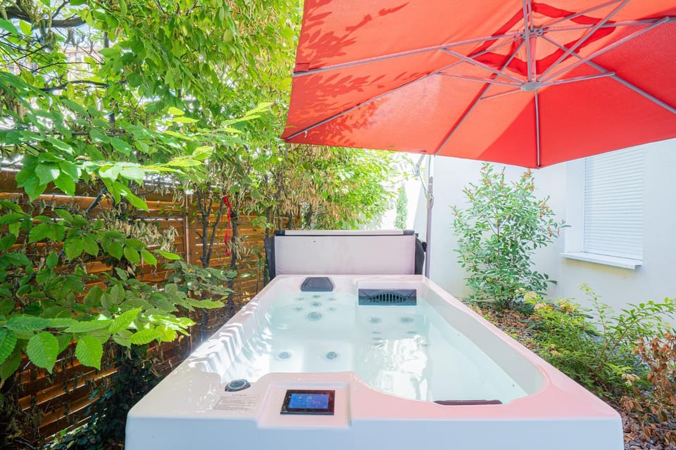 Hot Tub, Hot Tub