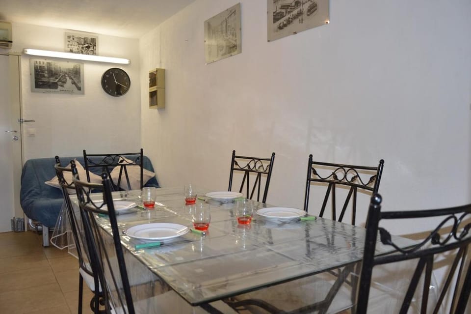 T2 Les Graviers Bandol Terrasse clim 4 personnes Plage commerces Apartment in French Riviera