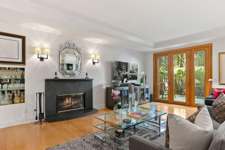 Two Bedroom Luxury Condo with Private Terrace Apartment in Beverly Hills
