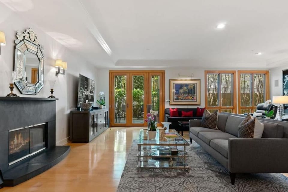 Two Bedroom Luxury Condo with Private Terrace Apartment in Beverly Hills