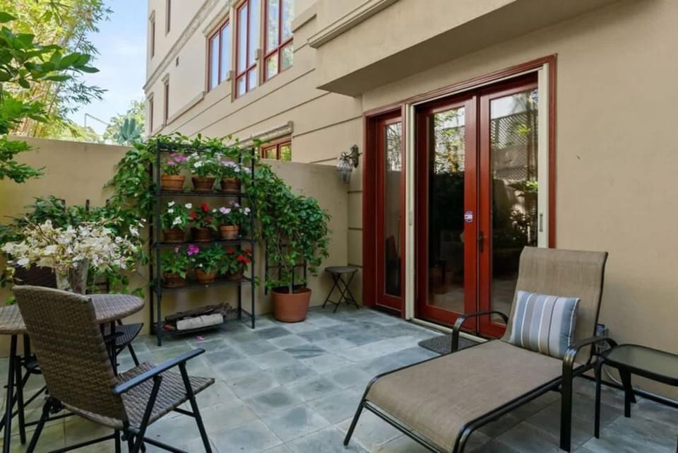 Two Bedroom Luxury Condo with Private Terrace Apartment in Beverly Hills